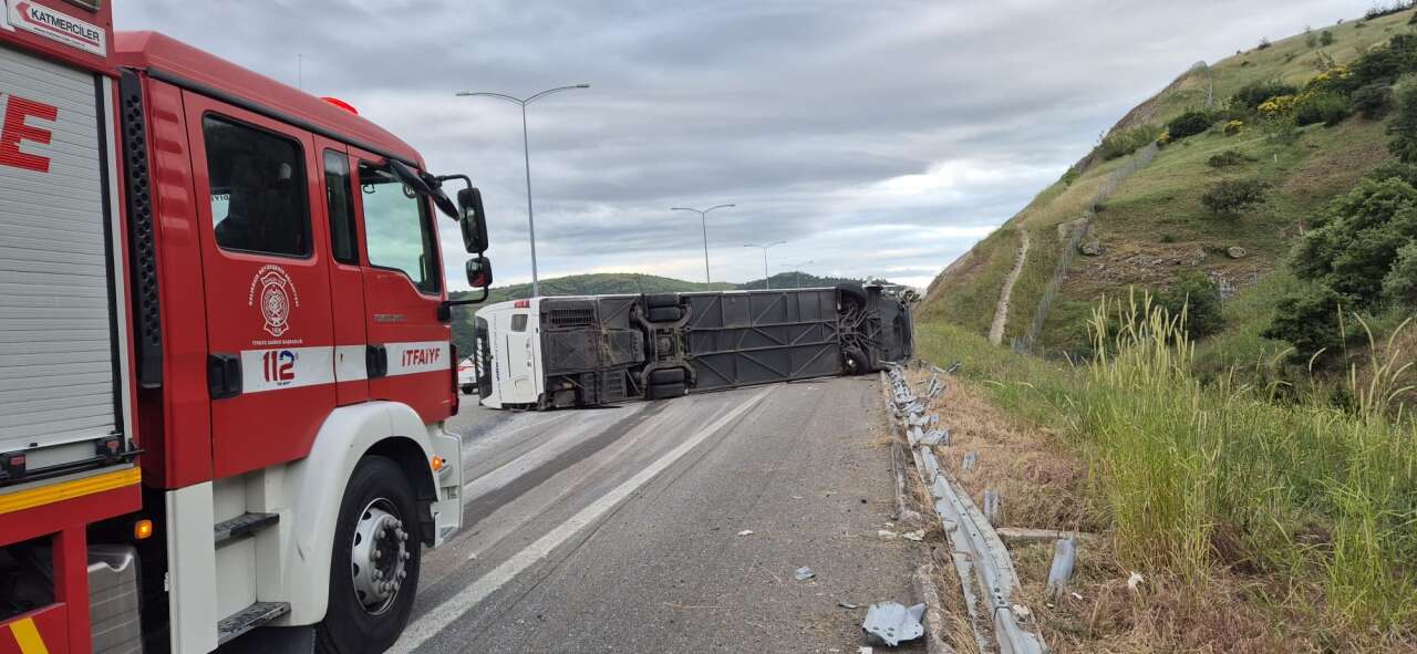 Yolcu otobüsü devrildi! Çok sayıda yaralı var 1